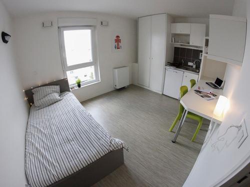 Lit, kitchenette, coin bureau/repas
